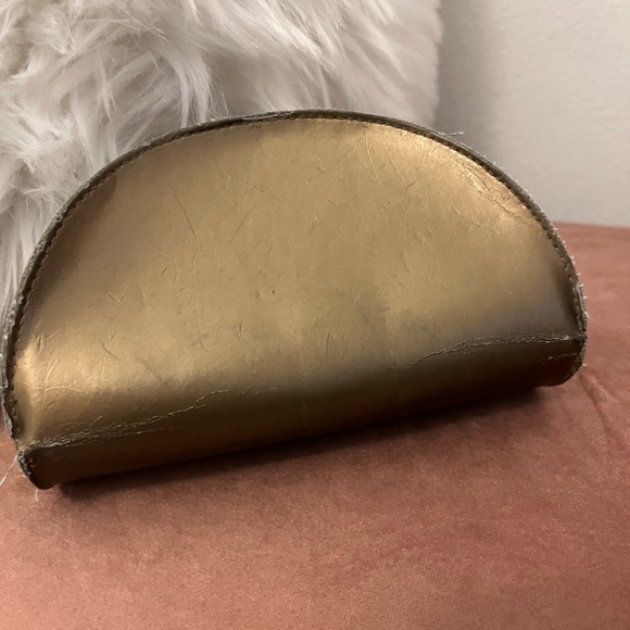 Gucci black w/gold sunglasses. Comes with original case, cleaning cloth and box. - Picture 7 of 7